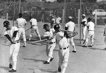 昭和４６年８月、６年ぶり４回目の甲子園出場を決めた鹿児島玉竜。選手たちは全校生徒から激励を受けた後、母校の校庭で最後の練習に汗を流した。当時の紙面は「全選手にあふれる自信がみなぎり、フリーバッティングのタマ足もすさまじく速い」と伝えている。