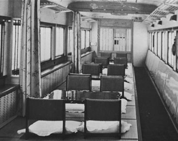 昭和５５年９月、「国鉄再建法案」で廃止の対象になっている山野線の菱刈駅が走らせた“お座敷列車”。紙面によると「団員２４０人を募って長崎までの観光列車。赤字解消へ懸命な努力を続けるローカル駅の心意気に、菱刈町（現伊佐市）も全面的にバックアップした」と報じている。