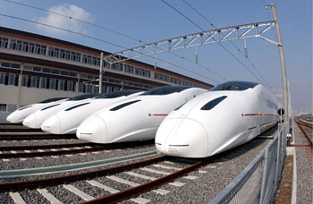 平成１５年１２月、川内車両基地（現薩摩川内市）に勢ぞろいし、報道陣に公開された５編成の新幹線「つばめ」。「ＪＲ九州によると５編成すべてそろうのは『最初で最後』」と紙面は伝えている