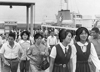 昭和４８年９月、２０年間値上げなしでがんばる桜島町営フェリー。紙面では「昭和２９年６月から大人３０円、子供１５円。定期乗船券の月額運賃も通勤６００円、通学３００円のまま一度も上がっていない。もともと桜島町が昭和９年、渡船事業を開設したのも“子弟を鹿児島市の学校に通わせたい”町民の願いを受けてのこと。それに、買い物や勤め先をさがすにも鹿児島市－と、生活圏を鹿児島市内に求める“島の宿命”もあった」と報じている。