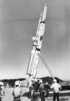 昭和４３年、７７度にセットされた推力中断装置を試験するＳＯ－２５０Ｂ型１号機。東大宇宙空間観測所（内之浦町）の実験班は、ロケット本体の組み立て計器調整リハーサルを繰り返し、９月１１日夕までには発射準備をすべて整えた。ＳＯ－２５０型Ｂ１号機は高さ１０．４７３メートルの２段式、１段目は直径４２センチ、２段目は２４．８センチ。