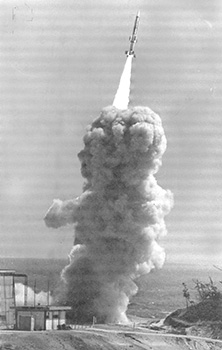 昭和４３年９月１９日午前１０時５８分、熊毛郡南種子町竹崎の種子島宇宙センターから２段式ロケットＬＳ－Ｃ－Ｄ（ダミー）機を打ち上げ、実験は成功した。実験班は「ロケットは計画通り正常に飛び１、２段目の切り離し、飛しょう性能、ランチャーの機能ともすべて満足すべき結果が得られ実験は１００パーセント成功した」と発表した。ＬＳ－Ｃ－Ｄ機の打ち上げでわが国の実用衛星打ち上げ計画は力強く第一歩を踏み出した。