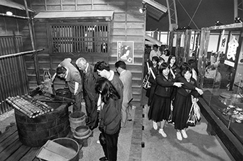平成元年３月、サザンピア２１。昔の生活がよみがえる市民百年館。お年寄りも若者もレトロ気分でたのしんでいた。